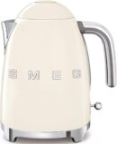 SMEG Hervidor KLF03CREU estilo crema con diseño vintage y capacidad de 1.7 litros.